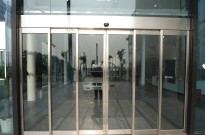  玻璃感应门的使用寿命一般是多久？